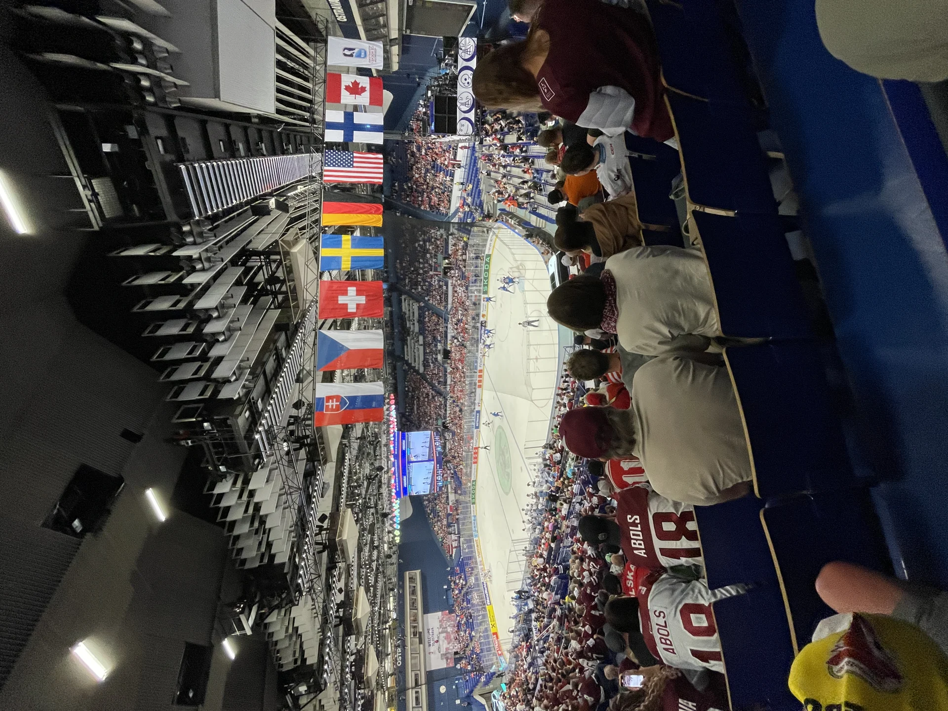 Hokeja fani pie autobusa Ostravā