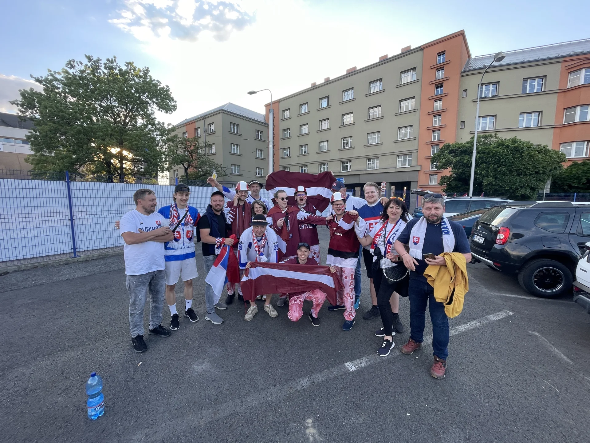 Fani ar Latvijas karogiem Ostravā